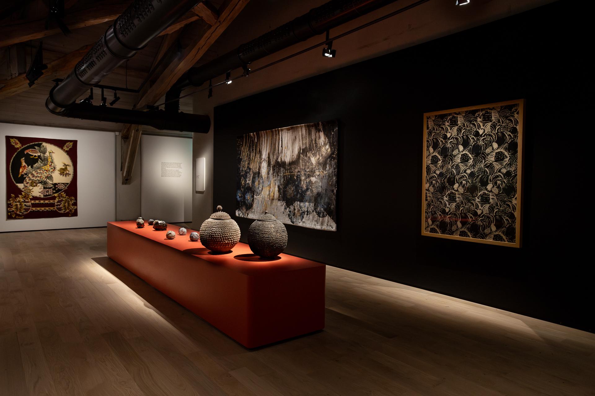 Jean Lurçat / Pauline Bazignan / peuple Lobi / Raoul Dufy, Ni fleurs ni batailles, musée d'Art moderne de Fontevraud Jean Lurçat / Pauline Bazignan / peuple Lobi / Raoul Dufy, Ni fleurs ni batailles, musée d'Art moderne de Fontevraud